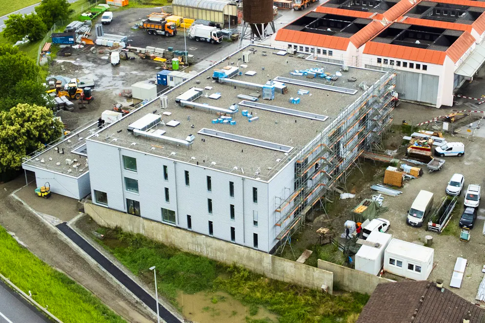 l nuovo Centro cantonale polivalente (CCP) di Camorino (nella foto in costruzione).