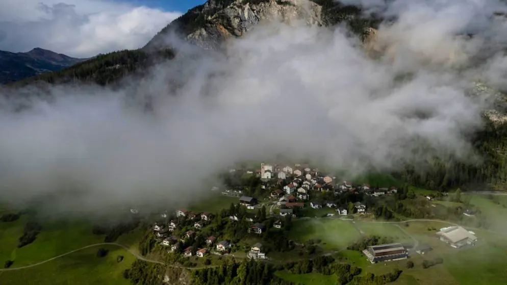 Andare o restare? Il dilemma degli abitanti di Brienz - Gallery. Il villaggio di Brienz/Brinzauls coperto da una nebbia passeggera. Sulla destra in basso le due aziende agricole. Una è quella di Georgin Bonifazi.
