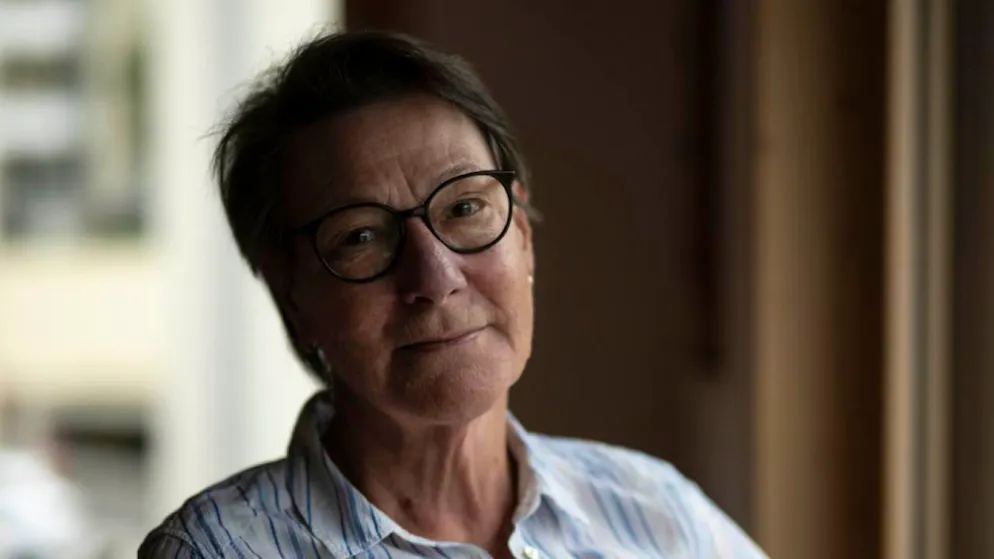 Andare o restare? Il dilemma degli abitanti di Brienz - Gallery. Il peso sul cuore di Franziska Bötschi si è alleggerito da quando assieme al marito hanno deciso di abbandonare Brienz/Brinzauls. Al momento rimarranno nell'appartamento in affitto a Tinizong.