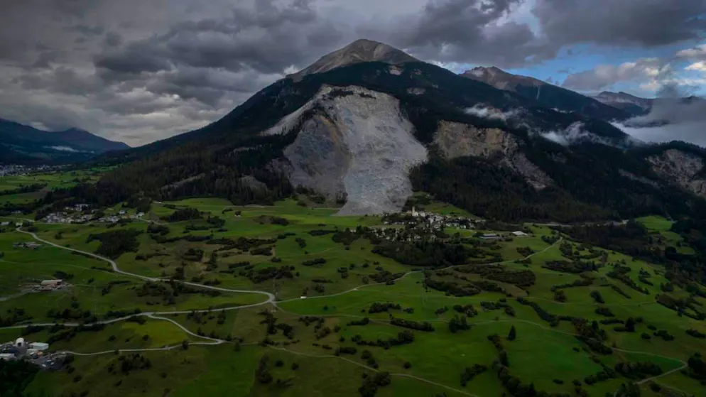 Andare o restare? Il dilemma degli abitanti di Brienz - Gallery. Il piccolo villaggio di Brienz/Brinzauls minacciato dalla grande frana. Già nel 2023 circa 1,2 milioni di metri cubi di roccia si sono staccati dal pendio. Il materiale si è fermato a pochi metri dalle case.