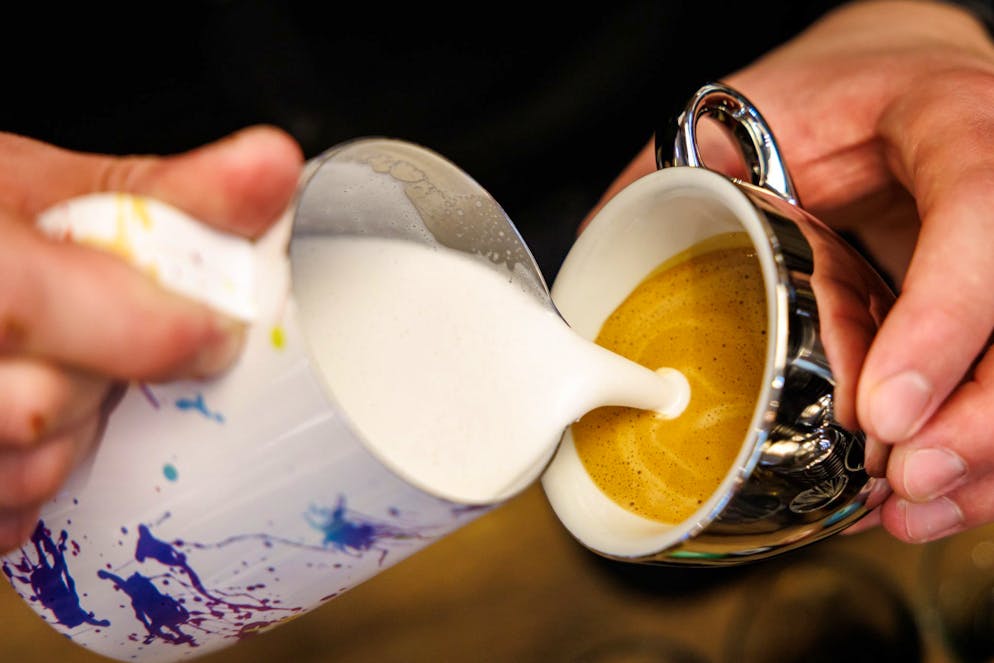 Zirkadianer Rhythmus: So tickt unsere innere Uhr. Finger weg vom Morgenkaffee – dein Körper ist noch im Stressmodus. Ist dein Cortisolspiegel hoch, pusht Kaffee nur zusätzlich. Wer um 6.30 Uhr aufsteht, sollte zwischen 8 und 9 Uhr also besser die Finger davon lassen. Nach dem Mittagessen darf es dann aber ruhig ein Espresso sein.