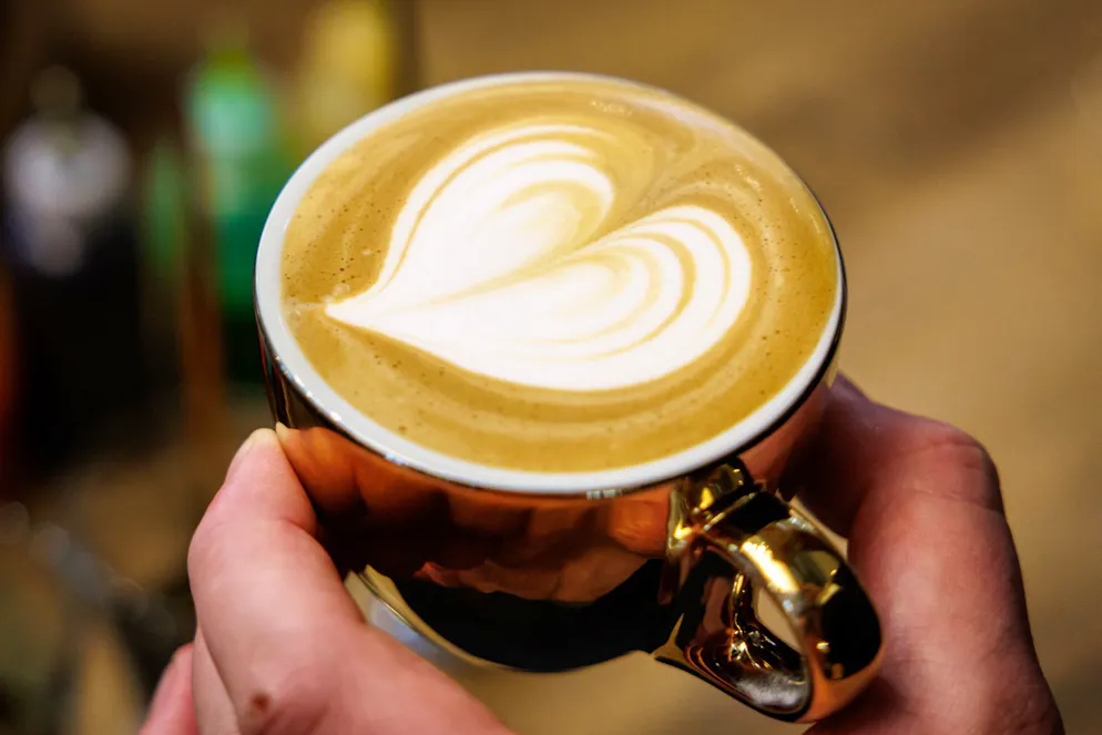 Kaffe-Facts und kurioses. Ab dem 17. Jahrhundert begann der Kaffee, allmählich ein bis dahin gängiges Frühstücksgetränk abzulösen: Bier (durch den Brauprozess war es ein sichereres Lebensmittel als das häufig verkeimte Wasser).