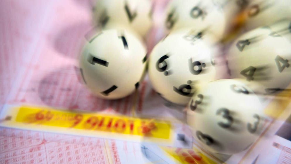 «Quanto si può esser stupidi?». Uomo trova un biglietto del lotto nella giacca mesi dopo... e diventa milionario