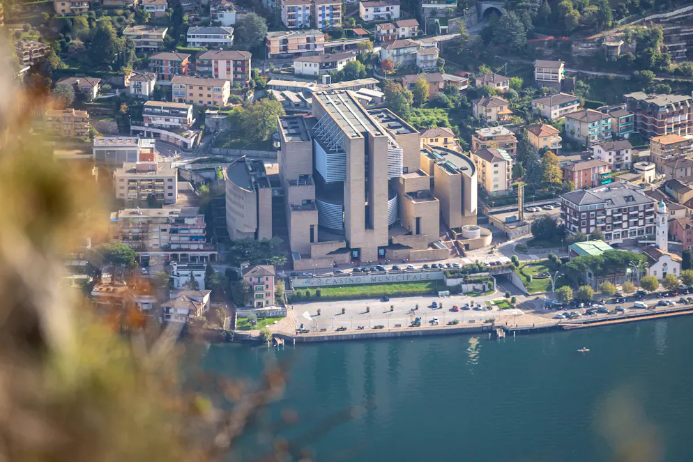 Nella foto il Casinò di Campione visto dal Monte San Salvatore (foto d'archivio).