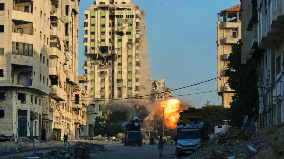 dpatopbilder - Smoke and fire rise after an Israeli airstrike in Gaza. Photo: Yousef Al Zanoun/AP/dpa