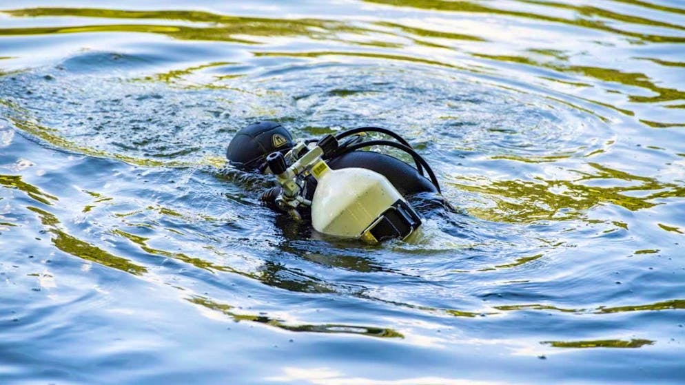 A diver from the Zurich cantonal police died in an accident during a search operation in the River Limmat.
