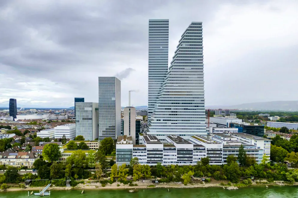 En 2024, Roche a ouvert un nouveau centre de recherche et de développement à Bâle. La politique de Trump en matière de droits de douane et de prix pourrait inciter les groupes pharmaceutiques suisses à délocaliser leurs activités de recherche aux Etats-Unis.