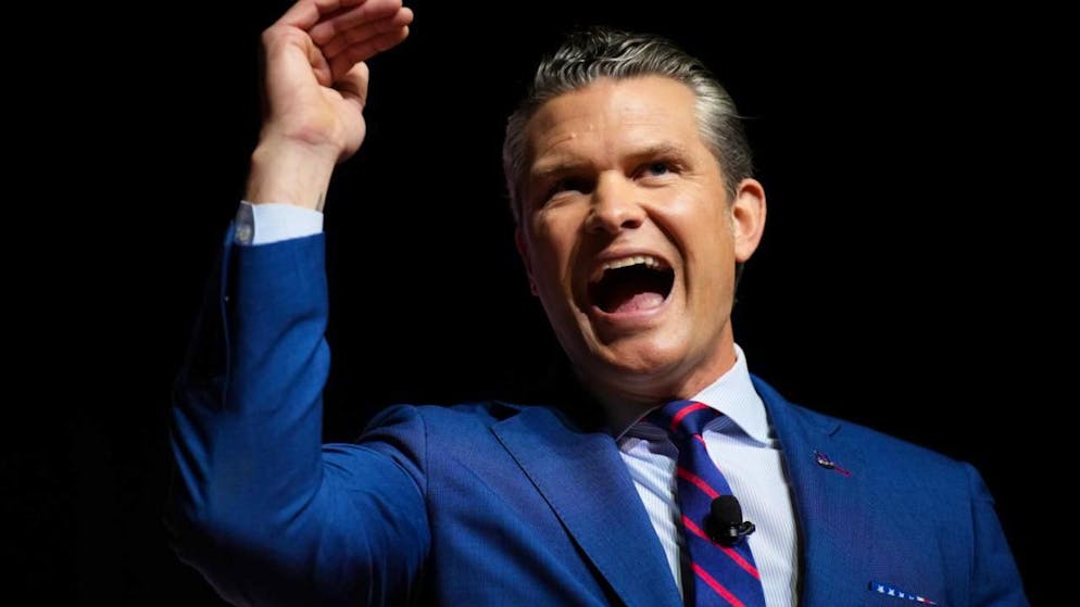 US-Verteidigungsminister Pete Hegseth musste ausserplanmässig landen. 