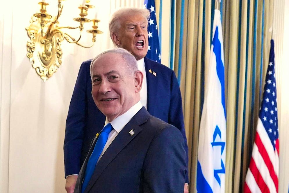 Donald Trump (sullo sfondo) con Benjamin Netanyahu alla Casa Bianca il 29 settembre.