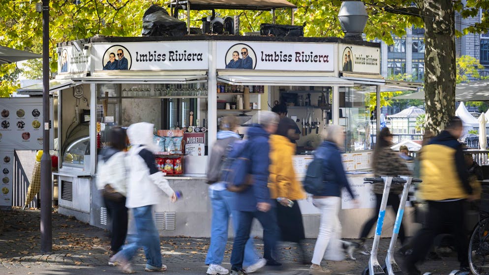 «Nehmen wir es doch mal lockerer». Zürcher Gemeinderat kämpft für zwei illegale Wurststände
