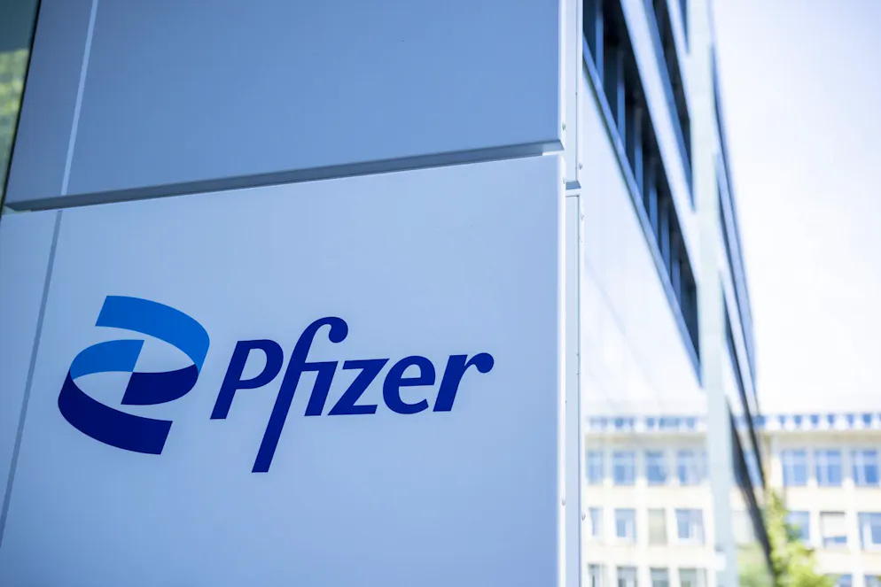 Le géant new-yorkais Pfizer a obtenu une immunité de trois ans contre d'éventuelles surtaxes prohibitives brandies par Donald Trump, en échange de concessions dont les implications restent à déterminer.