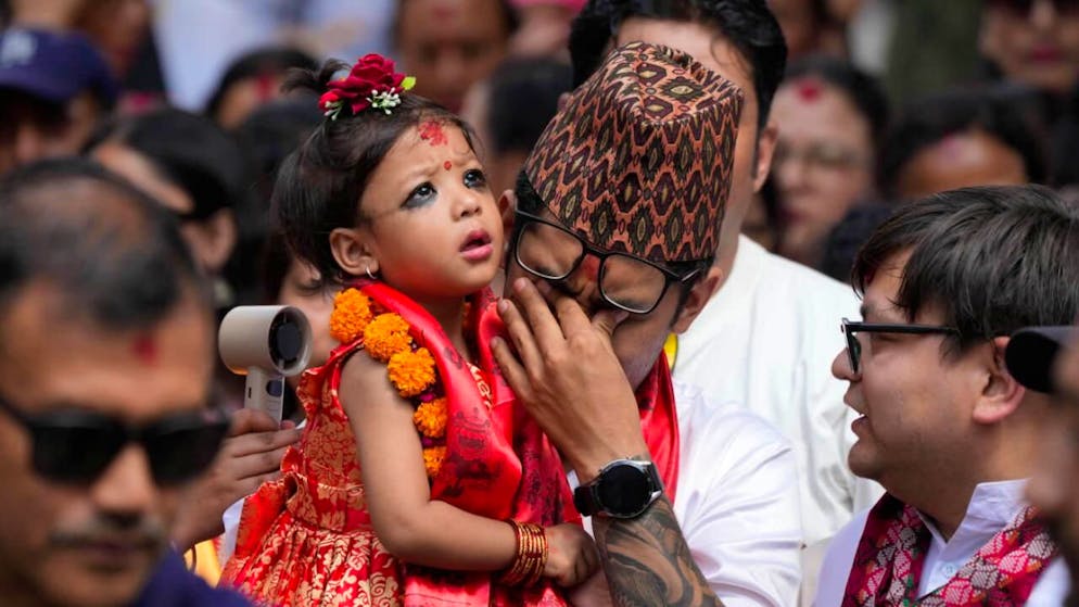 La piccola Aryatara Shakya, scelta come nuova dea vivente del Nepal viene portata in processione nel tempio di Kathmandu, dove rimarrà fino alla pubertà.