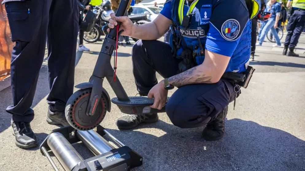La police genevoise procède régulièrement à des contrôles de vitesse des trottinettes électriques. Mais cette fois, ce sont les engins des forces de l'ordre elle-mêmes qui ont été contrôlés et les trottinettes étaient non conformes.
