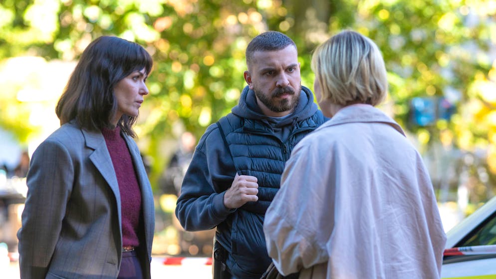«Tatort» im Check: Gibt es den Frankfurter Serienkiller wirklich?. Maryam Azadi (Melika Foroutan, links) und Hamza Kulina (Edin Hasanovic) sprechen mit Michaela Zeller (Anna Drexler), der Tochter des scheinbar harmlosen Toten – der ein Serienkiller gewesen sein könnte.