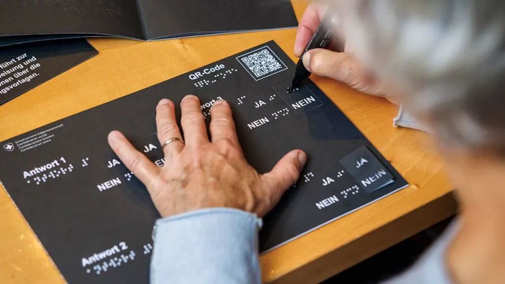 Un chablon en carton à inscription en braille permet désormais aux aveugles et mal-voyants de participer aux votations fédérales dans le canton de Zurich, sans l'aide de tiers. Il sera disponible dans les autres cantons dès le second semestre 2026, en principe.