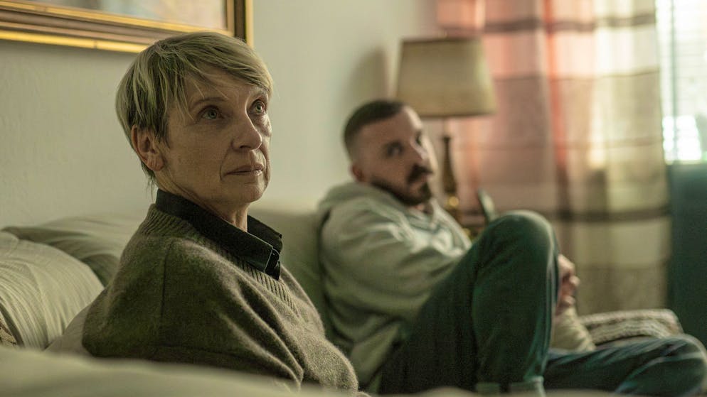 «Tatort» im Check: Gibt es den Frankfurter Serienkiller wirklich?. Hamza Kulina (Edin Hasanovic) besucht regelmässig seine alleinstehende Mutter Emina (Gordana Boban).