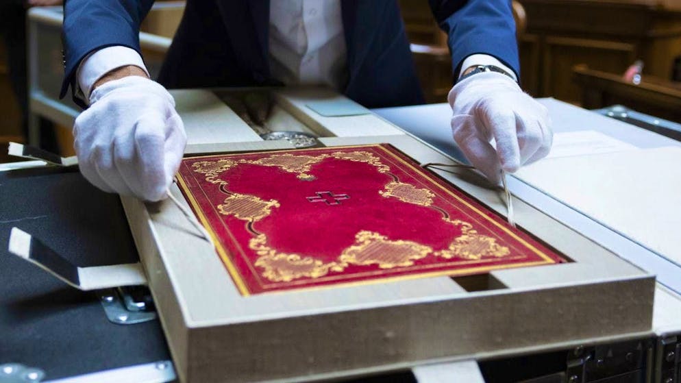 La Costituzione federale originale del 1848 durante una cerimonia nel palazzo del Parlamento nel settembre 2023 (foto d'archivio).