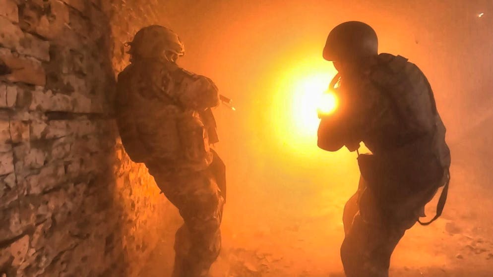 Truppe russe si esercitano in operazioni di sabotaggio dietro le linee nemiche in una località sconosciuta. L'immagine proviene da un video diffuso da Mosca il 30 settembre.