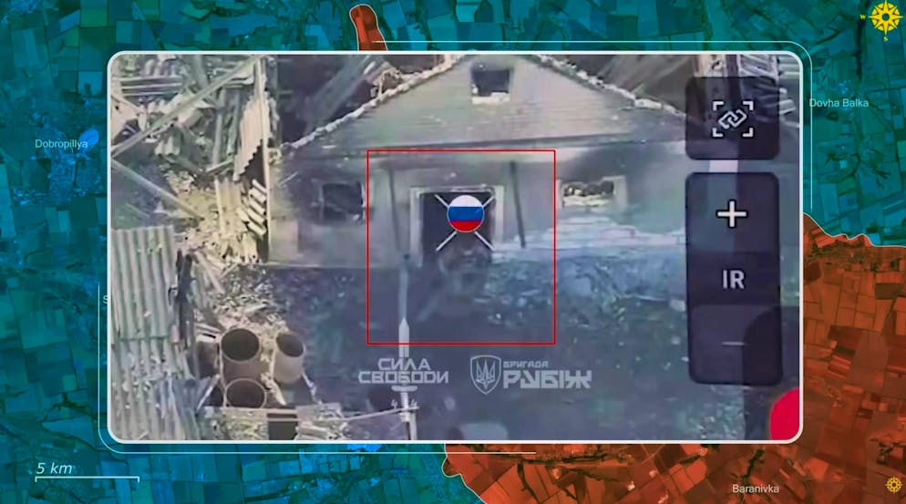 I russi restano accerchiati a est di Pokrovsk. Se i russi raggiungono una delle case, vengono combattuti con droni kamikaze o...