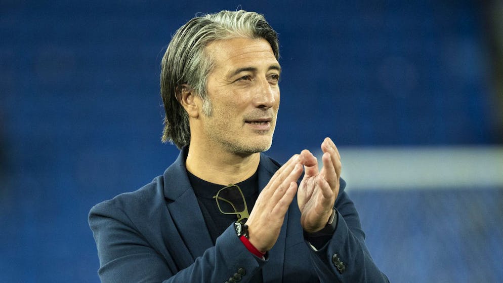 Murat Yakin spielt mit seinem Team im St. Jakob-Park in Basel gegen Deutschland.