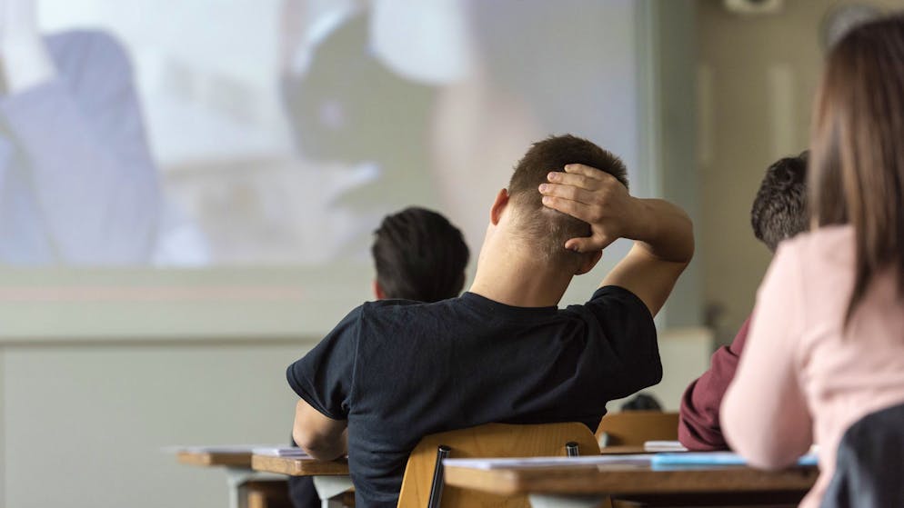 Frühe Lektionen bringen bescheidenen Lernerfolg. Trotzdem tun sich Schulen schwer damit, den Unterricht später beginnen zu lassen. 