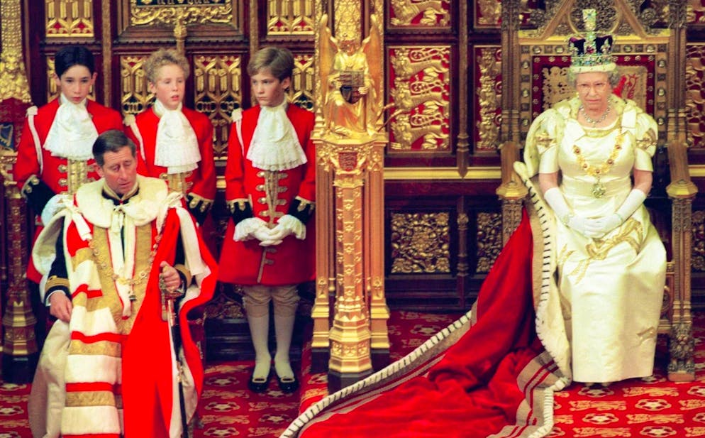 Uno sfarzo reale di cui gli svizzeri hanno sempre fatto a meno: la regina Elisabetta II e il suo figlio maggiore, il principe Carlo, allora erede al trono, nell'ottobre 1996 durante l'apertura annuale del Parlamento alla Camera dei Lord a Londra.