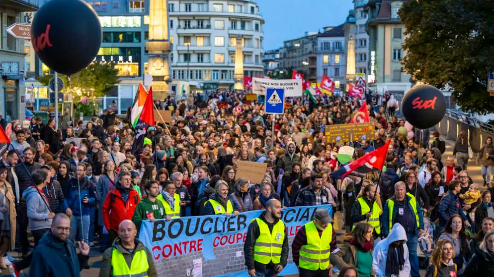 Tra le 12'000 e le 15'000 persone sono sfilate stasera a Losanna per protestare con i tagli previsti del Cantone.