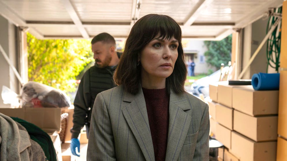 «Tatort» im Check: Gibt es den Frankfurter Serienkiller wirklich?. Maryam Azadi (Melika Foroutan) und Hamza Kulina (Edin Hasanovic) untersuchen die Garage mit dem Nachlass eines verstorbenen älteren Herren.