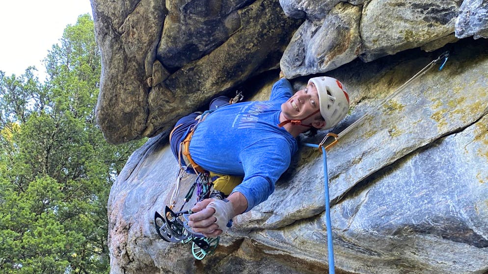 Tragico incidente. Influencer muore in diretta su TikTok, i fan lo vedono precipitare durante una scalata