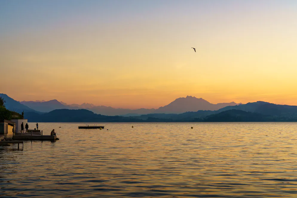 Zoug. Au coucher du soleil, le lac de Zoug est particulièrement idyllique.