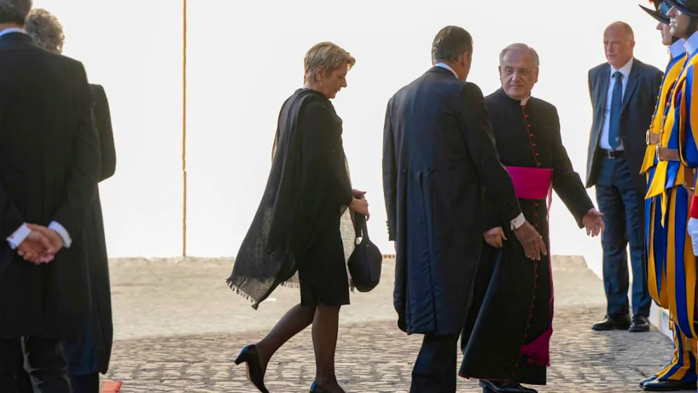 La présidente de la Confédération rencontre le pape Léon XIV - Gallery. La présidente de la Confédération suisse Karin Keller-Sutter a rencontré vendredi le pape Léon XIV au Vatican. Le conflit douanier avec les Etats-Unis a été abordé lors de l'entretien.