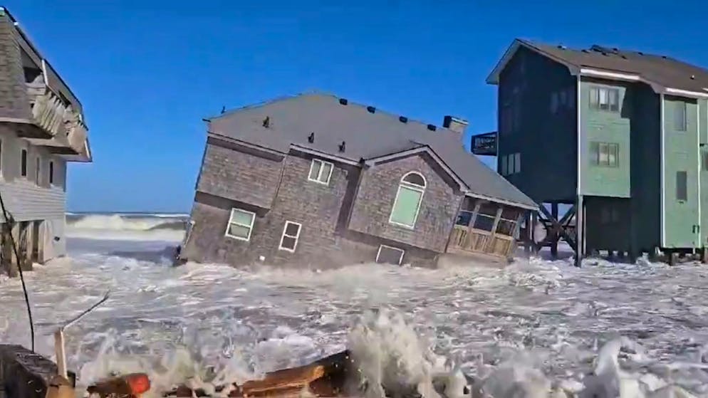 Meter-high waves. Hurricanes sweep houses into the sea - video shows forces of nature