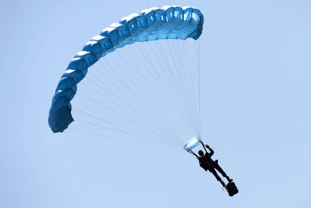 Il britannico Mitchell Deakin è sopravvissuto a un incidente con il paracadute (immagine illustrativa