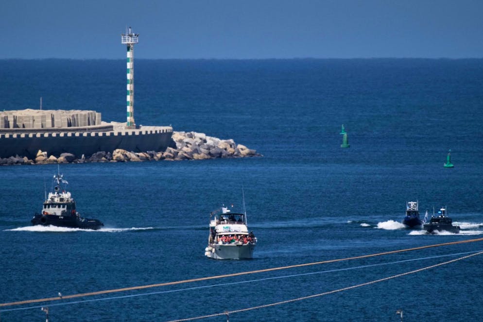 Des navires de la marine israélienne escortent l'un des bateaux de la flottille civile Sumud à destination de Gaza après l'avoir intercepté alors qu'il approchait de la côte gazaouie, en direction du port d'Ashdod, en Israël, le jeudi 2 octobre 2025. (Archives)