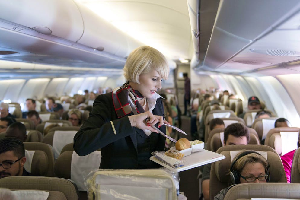 Die geheimen Codes der Flight Attendants. Was bedeuten eigentlich die geheimen Codes «Dead Head», «Hugo» oder «Jim Wilson»? Flugbegleiterinnen und Piloten nutzen während des Flugbetriebs geheime Begriffe – damit Passagiere nicht alles mitbekommen.