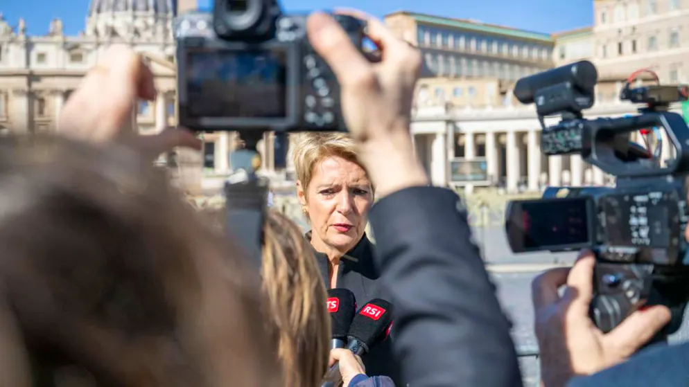 La présidente de la Confédération rencontre le pape Léon XIV - Gallery. "Le nouveau pape sera entendu s'il dit quelque chose", a déclaré avec conviction la présidente de la Confédération suisse, Karin Keller-Sutter, en marge de la place Saint-Pierre, après un entretien avec Léon XIV.