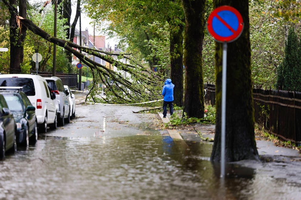 In Bergen in Norwegen hat Sturmtief «Amy» bereits für Überschwemmungen und umgekippte Bäume gesorgt.
