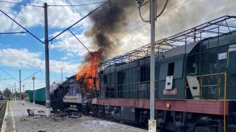 Ein Personenzug geht nach einem russischen Drohnenangriff auf einen Bahnhof in Schostka in der Region Sumy in Flammen auf. Foto: Uncredited/Ukrainian Railway Press Office via AP/dpa