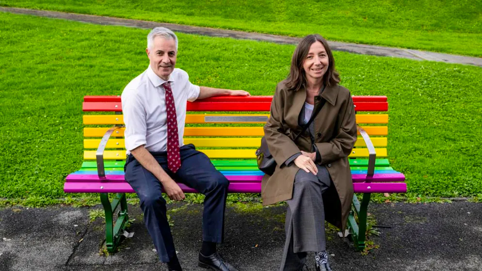 Due membri del municipio di Losanna, Pierre-Antoine Hildbrand e Natacha Litzistorf, seduti su una panchina arcobaleno.