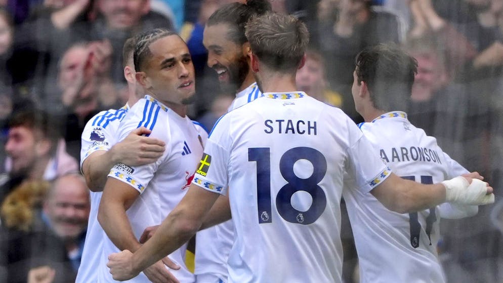 Noah Okafor wird von den Teamkollegen gefeiert.