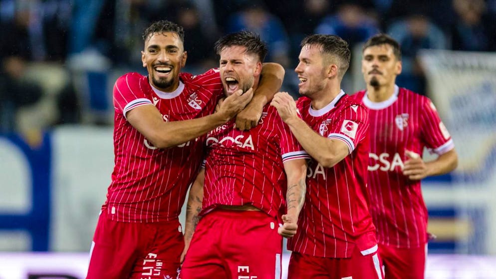 Liam Chipperfield und seine Teamkollegen jubeln über den späten Ausgleich in Luzern