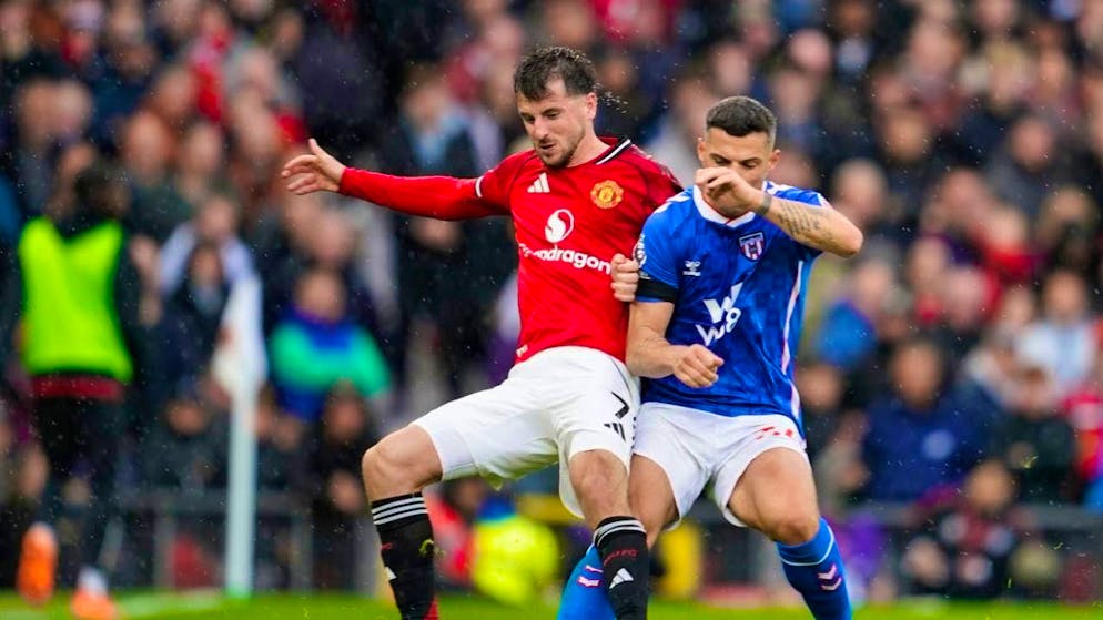Xhaka loses at Manchester United - Gallery. Granit Xhaka in a duel with Mason Mount