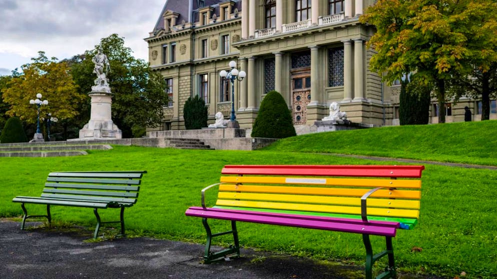 La Ville de Lausanne a porté plainte suite aux déprédations portées aux bancs arc-en-ciel récemment inaugurés (archives).