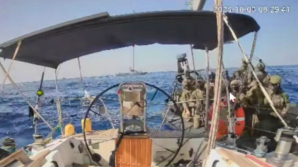 Una delle barche della flotilla, al momento dell'arrivo delle forze israeliane