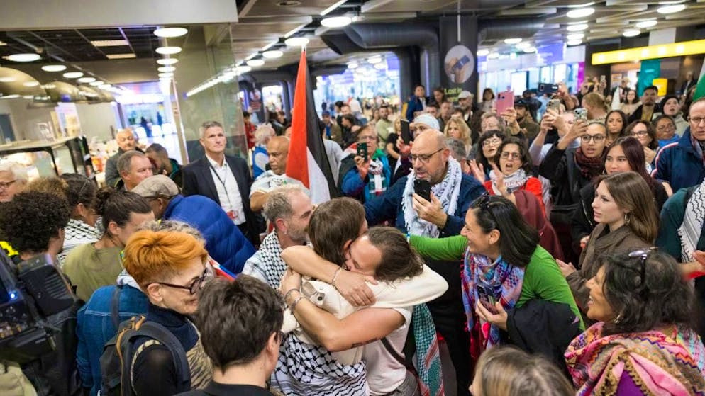 Several Swiss members of the Gaza flotilla returned to Switzerland on Sunday afternoon. They were welcomed by a crowd at Geneva airport.