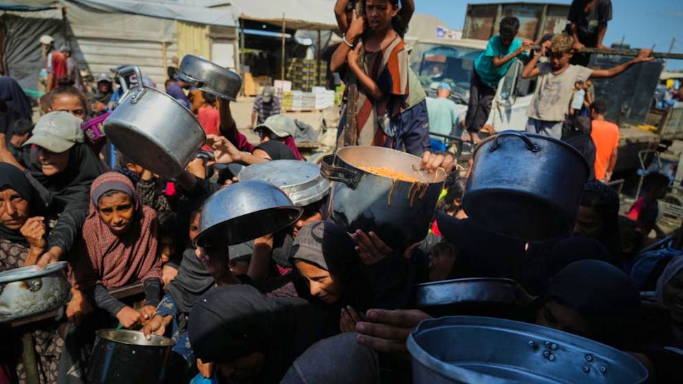 dpatopbilder - Palästinenser an einer Essensausgabe in Chan Junis. Foto: Jehad Alshrafi/AP/dpa