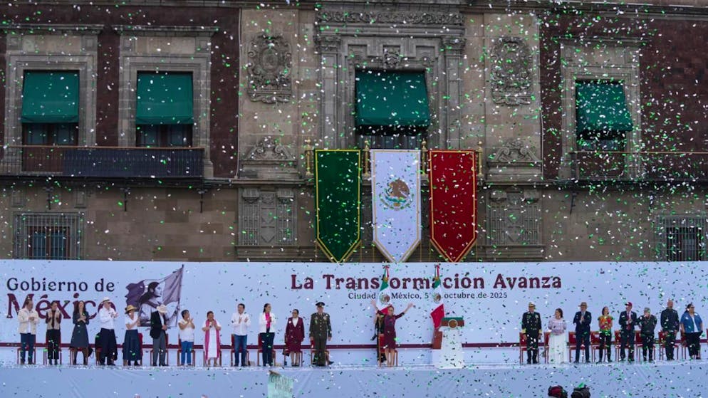 La présidente du Mexique Claudia Sheinbaum a fêté sa première année à la tête du pays devant des milliers de partisans à Mexico.