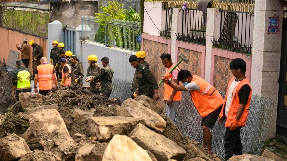Kathmandu city police help to rebuild and remove debris in Kathmandu, which was damaged and blocked by floods after persistent rains the day before. Photo: Safal Prakash Shrestha/ZUMA Press Wire/dpa