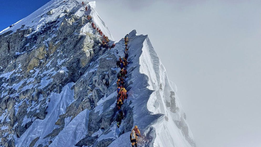 Wegen Schneesturm. Fast 1000 Menschen sitzen am Mount Everest fest