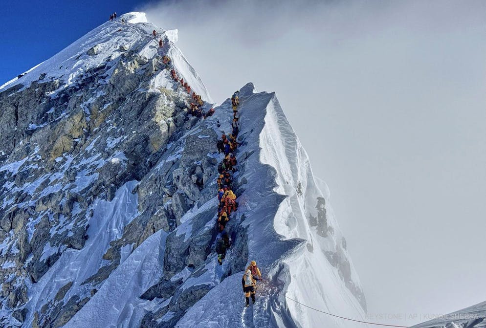 Bergsteiger bilden eine Schlange, als sie sich dem Gipfel des Mount Everest in Nepal nähern. (Archiv)